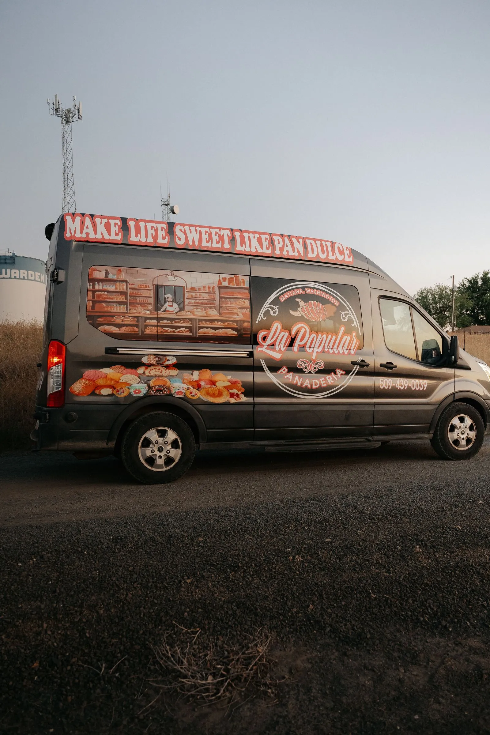La camioneta negra de La Popular con pan dulce fresco — recorre 11 ciudades del este de Washington